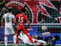 PG电子官方-足球比赛中的临场发挥与失误