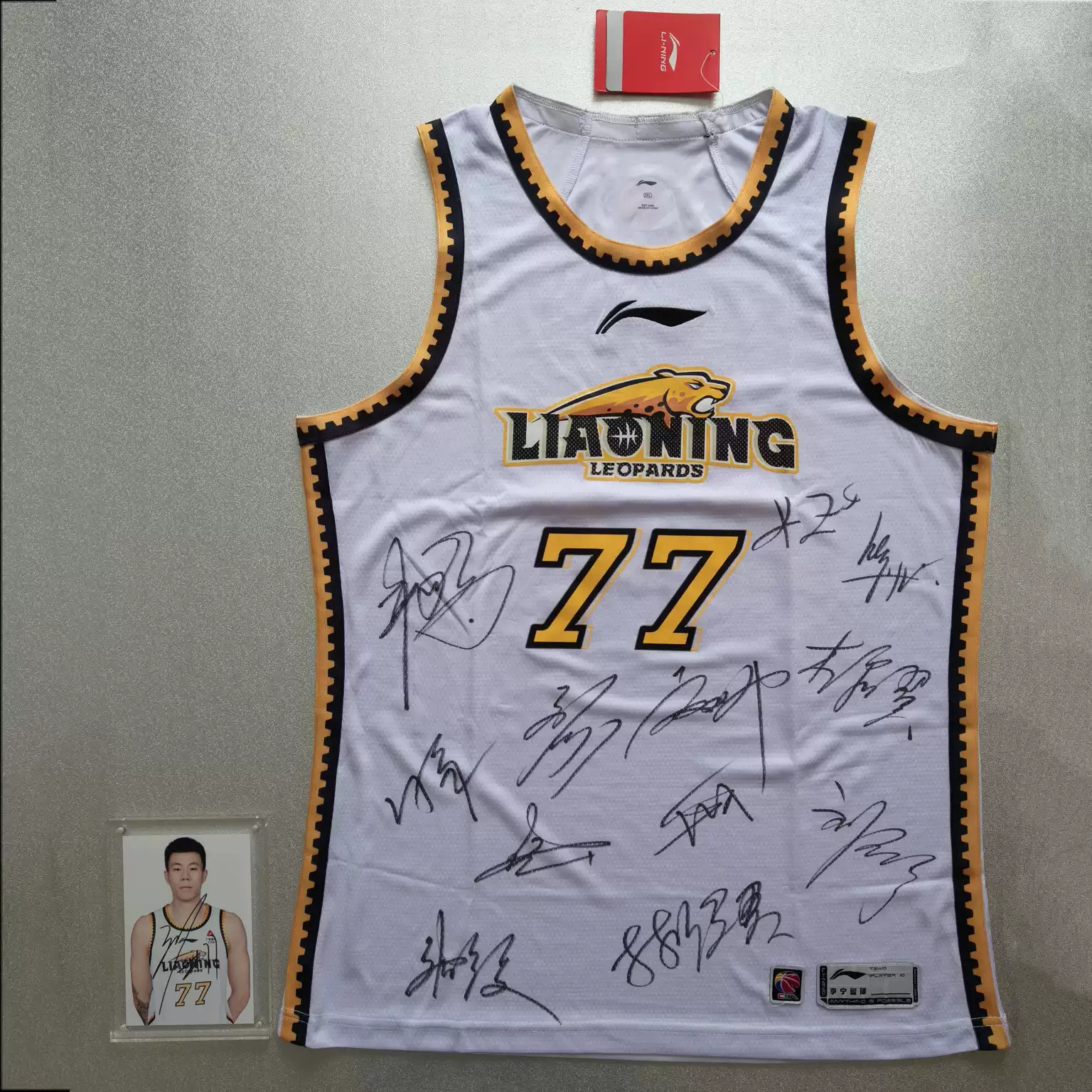 PG电子游戏-赛后球员赠送签名球衣,让球迷感动流泪